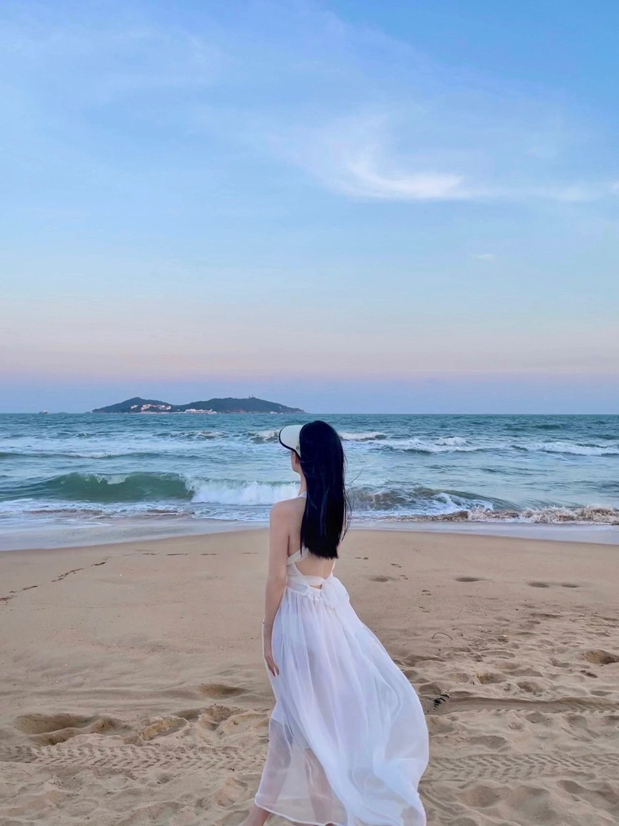 MalvaValina's tweet photo. Every time I'm sad, I look at the sea alone https://t.co/zZ67NnuOst