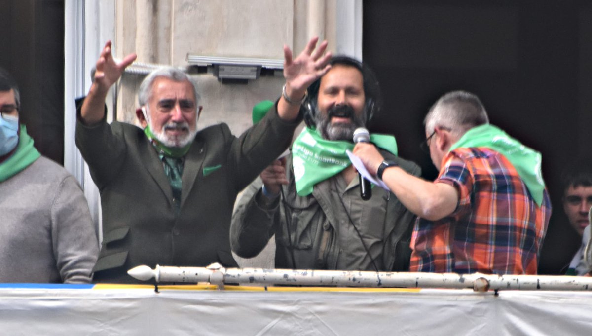 pedrolopez8a's tweet photo. Quieren ponerse en contacto con Mauricio, abonado N1 del Racing (80 años de socio) para entregarle las fotos del pasado domingo en el balcón del Ayto. Para el fue muy especial y seguro que twitter nos ayuda a localizarlo. Darle retuit y avisáis por privado. Gracias https://t.co/EUKLjQe82T
