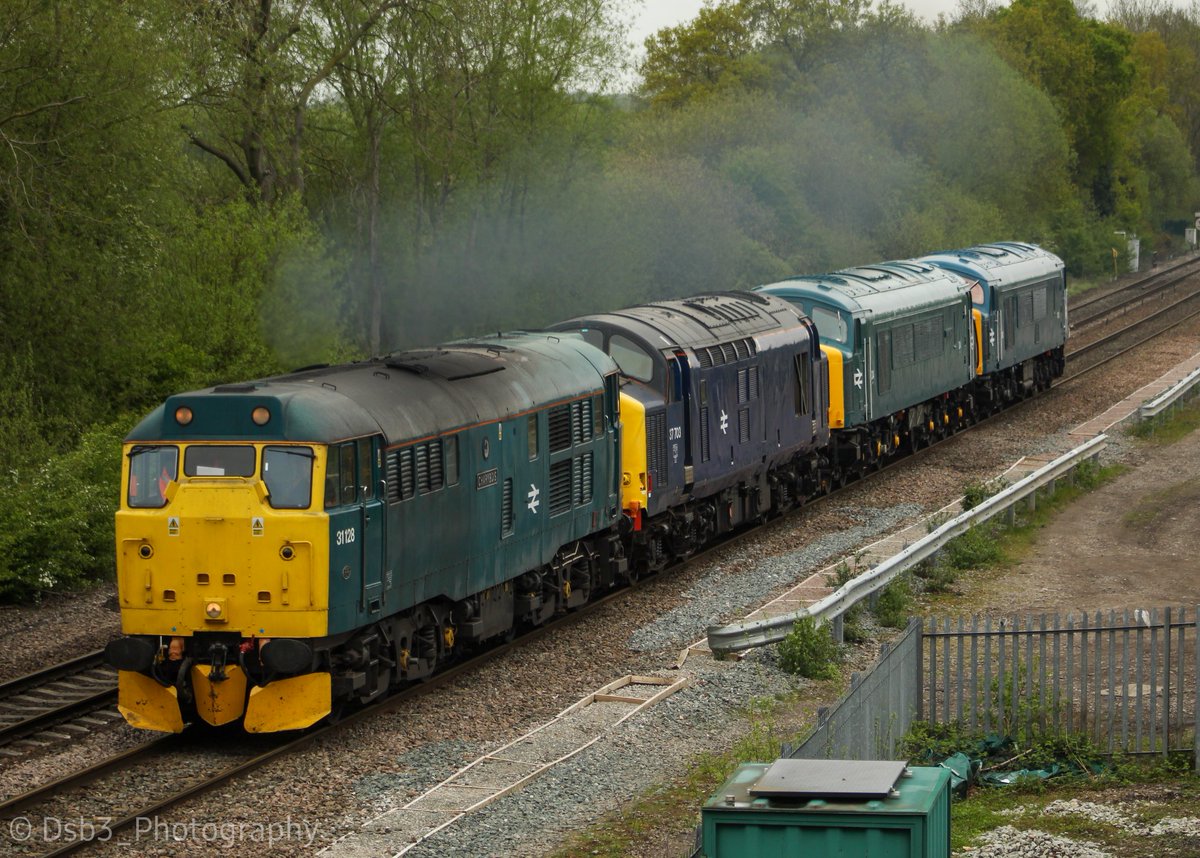 DSB3PHOTOGRAPHY's tweet image. 31128 drags 37703,44004 and 46045 on 0Z45 Butterly to Swanage for the Gala this weekend.

3/5/22 #class31 #class37 #class44 #class46 #peaks #tractor