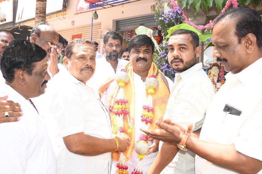 thammeshgowda's tweet photo. 12 ನೇ ಶತಮಾನದ ಸಾಮಾಜಿಕ ಕ್ರಾಂತಿಯ ಹರಿಕಾರ, ವಿಶ್ವಮಾನವತಾವಾದಿ ಜಗಜ್ಯೋತಿ ಶ್ರೀ ಬಸವೇಶ್ವರರ ಪುತ್ಥಳಿಗೆ ಮಾಲಾರ್ಪಣೆ ಮಾಡಿ ಗೌರವ ಸಲ್ಲಿಸಲಾಯಿತು.
ಈ ಸಂದರ್ಭದಲ್ಲಿ ವಿದ್ಯಾರಣ್ಯಪುರ ವಾರ್ಡಿನ ಮುಖಂಡರು ಉಪಸ್ಥಿತರಿದ್ದರು.
#basavajayanthi2022 #Byatarayanapura #tindlu
#BasavaJayanti #Vidyaranyapura #bangalore https://t.co/lQR5gZYlIf