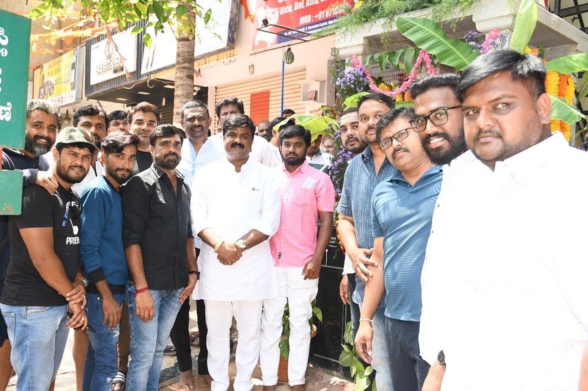 thammeshgowda's tweet photo. 12 ನೇ ಶತಮಾನದ ಸಾಮಾಜಿಕ ಕ್ರಾಂತಿಯ ಹರಿಕಾರ, ವಿಶ್ವಮಾನವತಾವಾದಿ ಜಗಜ್ಯೋತಿ ಶ್ರೀ ಬಸವೇಶ್ವರರ ಪುತ್ಥಳಿಗೆ ಮಾಲಾರ್ಪಣೆ ಮಾಡಿ ಗೌರವ ಸಲ್ಲಿಸಲಾಯಿತು.
ಈ ಸಂದರ್ಭದಲ್ಲಿ ವಿದ್ಯಾರಣ್ಯಪುರ ವಾರ್ಡಿನ ಮುಖಂಡರು ಉಪಸ್ಥಿತರಿದ್ದರು.
#basavajayanthi2022 #Byatarayanapura #tindlu
#BasavaJayanti #Vidyaranyapura #bangalore https://t.co/lQR5gZYlIf
