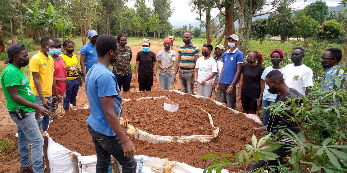 Twubaka umurima w'igikoni kurugo mbonezamikurire #Urumuri rwejo <a href="/KabasingaC/">Kabasinga Marie Claire</a> ushinzwe imibereho myiza kurwego rw'igihugu muri <a href="/RwandaYouthVol1/">Rwanda Youth Volunteers</a> yashimiye  Urubyiruko <a href="/SectorKigali/">Kigali Sector</a> kuba abambere <a href="/Nyarugenge/">Nyarugenge District</a> ku kigero 180% muri <a href="/NyarugengeV/">RYVCP-NYARUGENGE DISTRICT</a> anibutsa ko bidusaba gukomeza gukora cyane.