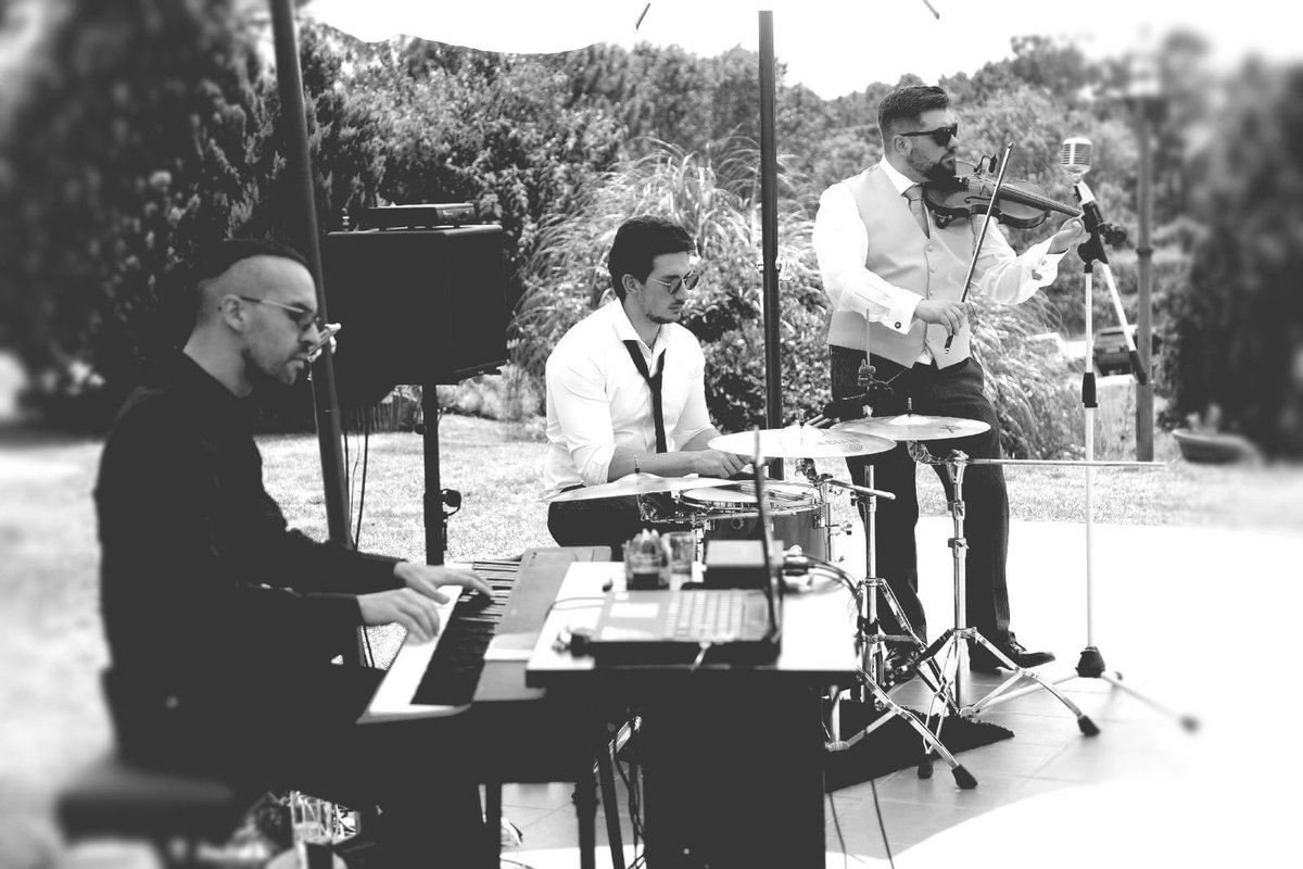 RockRialto's tweet photo. Se acerca el veranito #rialters...
Y el buen tiempo trae bolos, ensayos y conciertos!!!
🎻 🎹 🥁
------------------
#rock #rockrialto #violin #violinmusic #piano #pianomusic #drums #cover #version #mashup #musicians https://t.co/SuNUDyQiXd