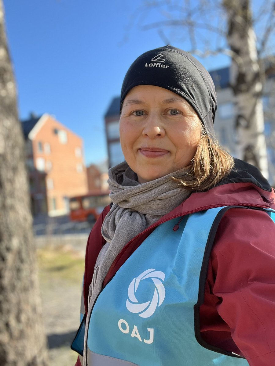 MariSomatic's tweet photo. Kyllä kyllä, vahtiliivihän se yllä! #oajneuvottelee #inhimillisettyöolosuhteet #jokuraja https://t.co/sb2EJ2tdfJ