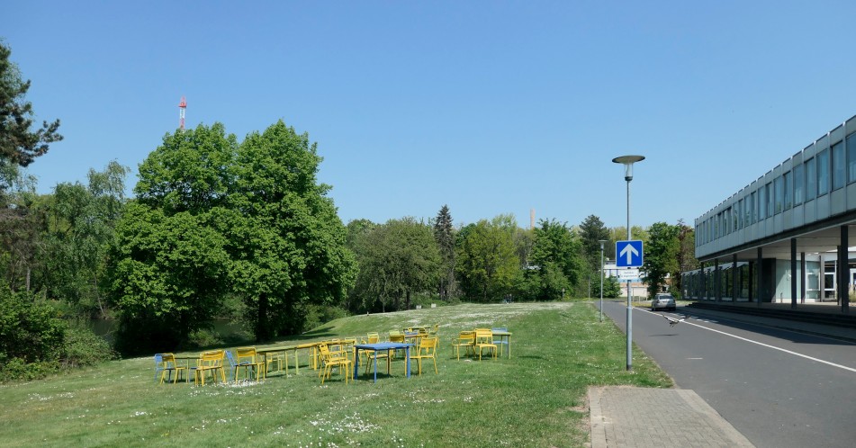 Für die Pausen haben wir zur Probe schon einmal die Stühle rausgestellt. Im Hörsaal erwarten Sie spannende Themen aus ÖBs und WBs. Zusammen mit <a href="/stadtbueduedorf/">Stadtbüchereien Düsseldorf</a> laden wir Sie vom 21.-23.06 zur #Wisskom2022 ins <a href="/fz_juelich/">Forschungszentrum Jülich | @fzj@social.fz-juelich</a> ein! Infos: go.fzj.de/wisskom