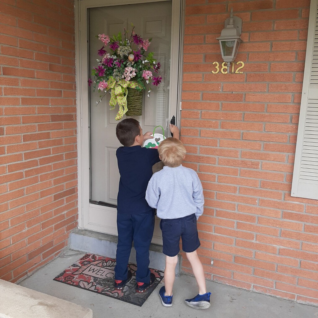 GSCSRams's tweet photo. Our Kindergarten students delivered May Day flowers yesterday around the neighborhood.  🌺🌸🌼🌻 https://t.co/vpAxjmIhpX