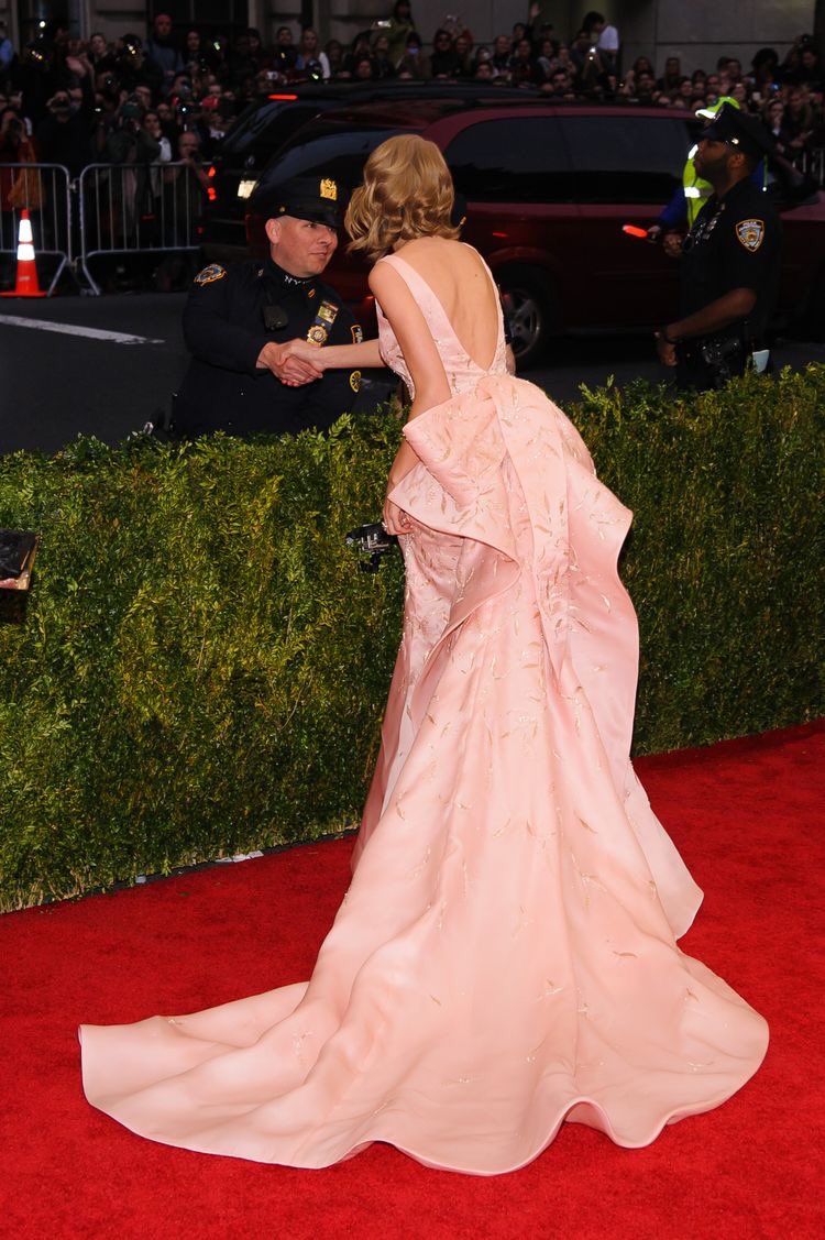 taysexiIe's tweet photo. remember when taylor swift introduced herself and thanked security for their service at the met gala https://t.co/n1rSCRQdwy