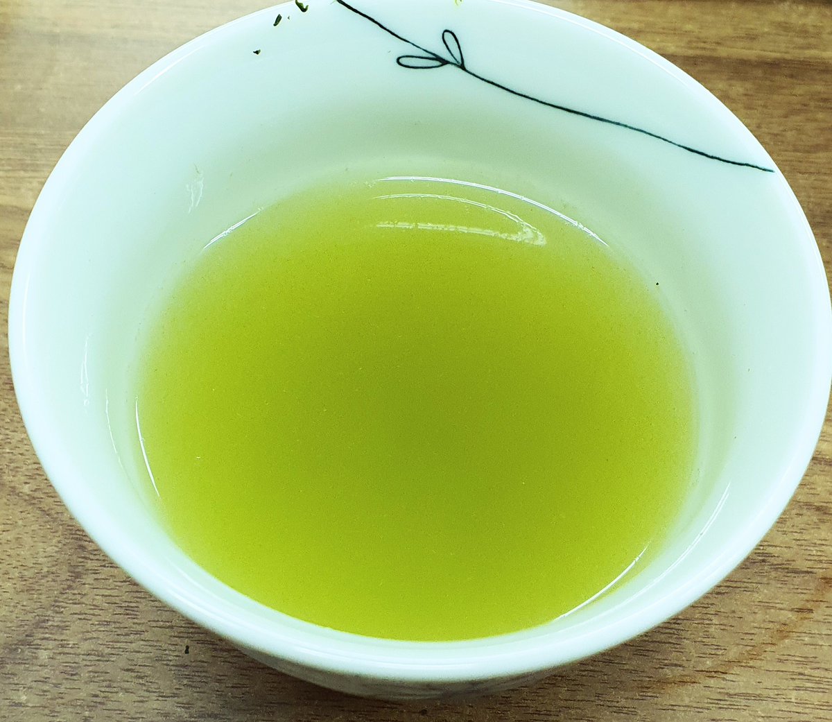 971226h's tweet photo. なかなか良いのができました！
まだ荒茶なんですけど、
旨味がなかなかに強烈です♪
テアニンたっぷりな感じ。
はしりなんで、苦渋味も少し強いかなー。
初っ端にしては上出来。
これからのお茶が期待大！！ https://t.co/YcRxI492jH
