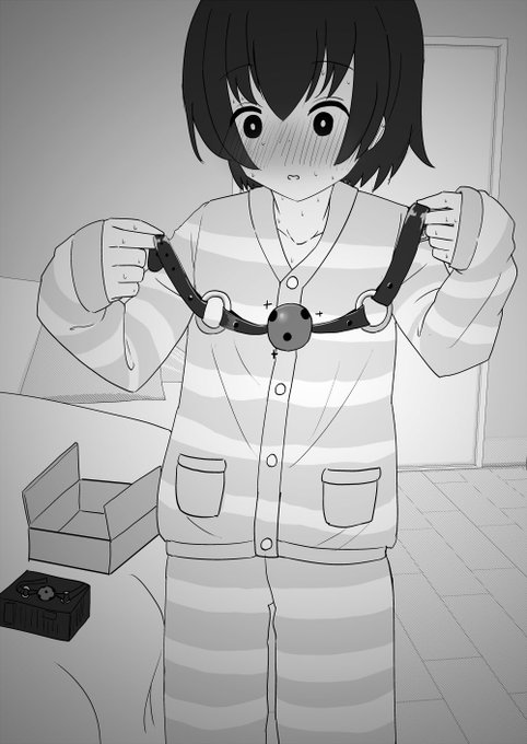 親の目を盗んで初めての女装自縛プレイをしようとしている男の娘💕 