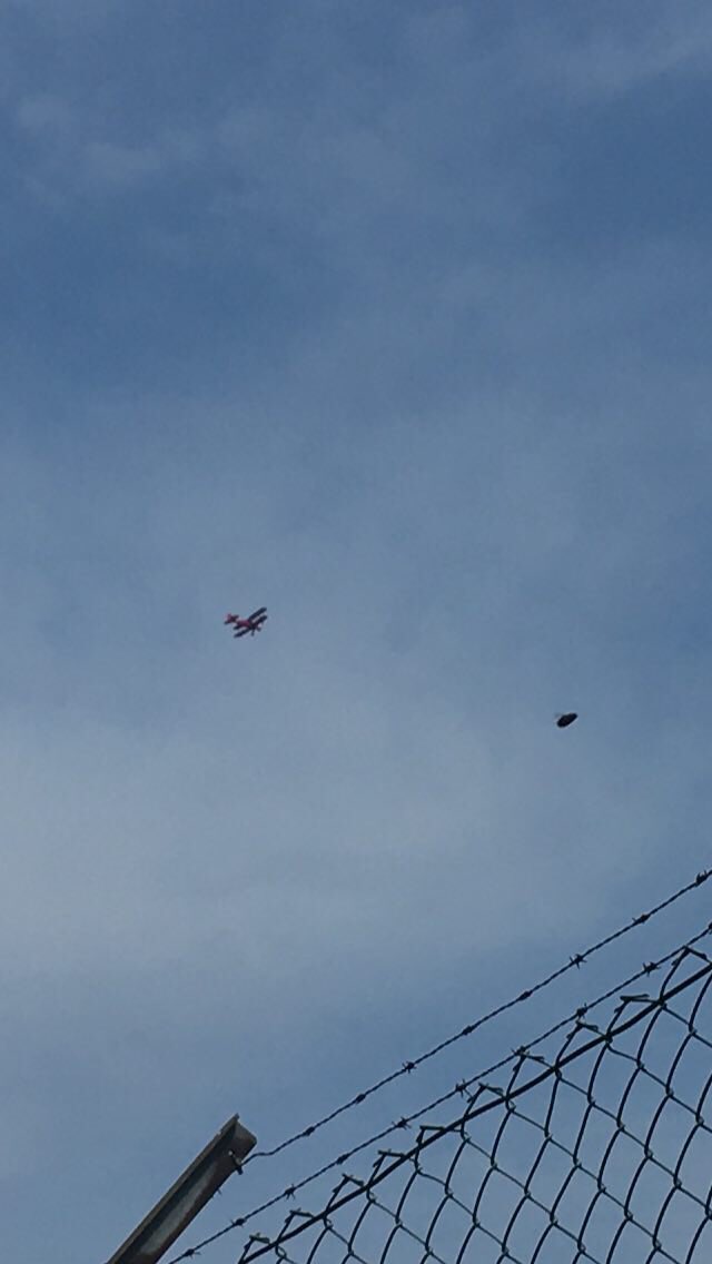 Wunderschöner Doppeldecker ✈️ in pink 🤩
&amp; nein das andere ist kein 🛸 sondern eine dicke 🐝😆