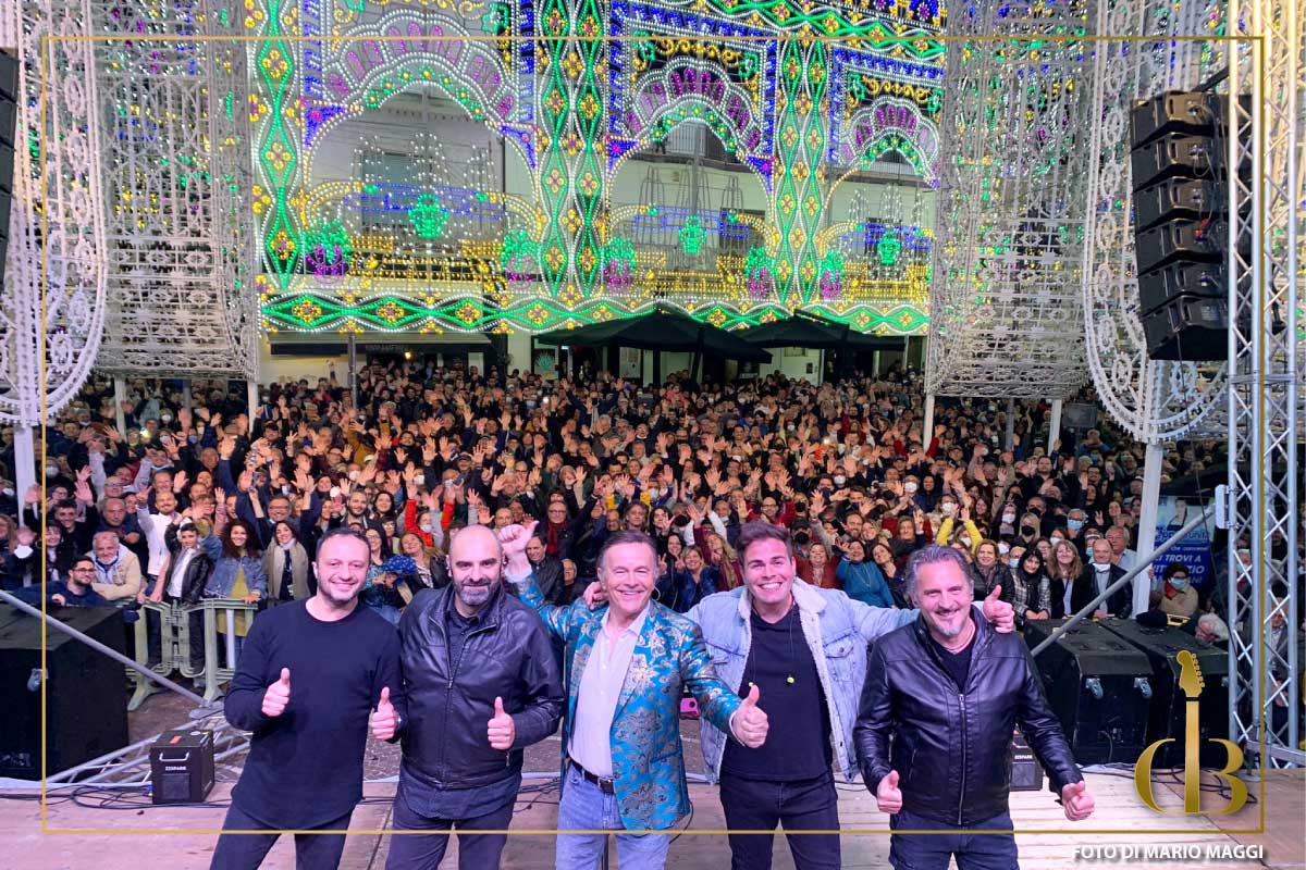 dodibatt's tweet photo. Quante emozioni ieri sera a #Vitulazio! Scenografia delle luminarie maestosa e la pioggia (anzi, tempesta!) di coriandoli ha sottolineato la gioia che tutti insieme abbiamo condiviso attraverso la musica.

#DodiBattaglia #02maggio #InnoAllaMusicaTour2022 #concerto https://t.co/pUFOtrCgeG