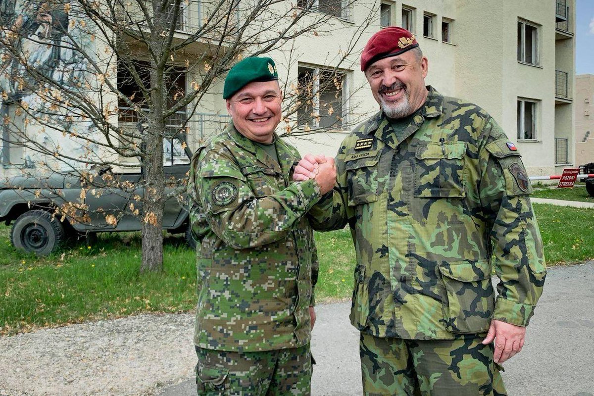 Posilujeme východní křídlo. Ve výcvikovém prostoru Lešt vzniká mnohonárodní bojové uskupení, kterému velíme. A taky se rýsuje exkluzivní spolupráce mezi českými a slovenskými výsadkáři. O tom všem dnes jednal generál Opata se svým protějškem generálem Zmekem. #WeAreNATO