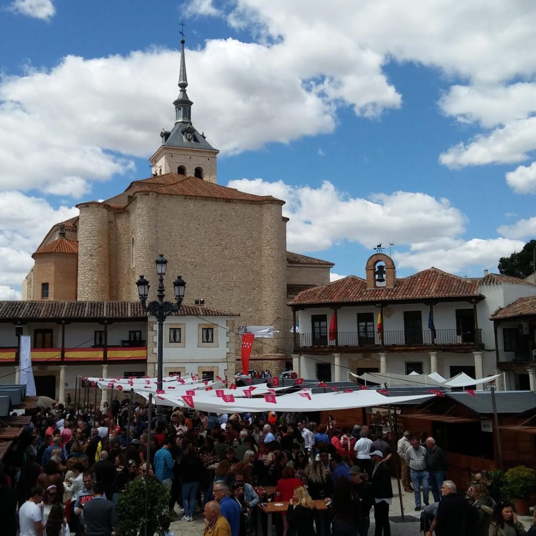 El casco histórico de Colmenar de Oreja, en la #RutadelVinodeMadrid @madridrutasdelvino, es Bien de Interés Cultural por su riqueza patrimonial y natural, sus tradiciones y sus vinos.🤩

experienciasrve.wineroutesofspain.com
¡Regala enoturismo! 🍷🍇

#regalaenoturismo #rve #enoturismo #vino