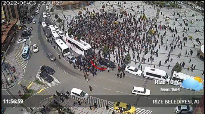 İstanbul'a hizmet etmek yerine şehir şehir gezen CHP'li Ekrem İmamoğlu, Rize'de beklediği ilgiyi göremedi.

İBB'de işe alımlarda HDP kotası ayırmıştı. Pkk'lı terörist, İBB'de çalışırken yakalanıp tutuklandı. Şimdi bunu unutturmaya çalışıyor. Herkes, her şeyin farkında!