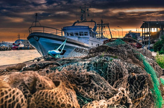 PMerchant9's tweet photo. Seaspiracy, paper straws, and veganism - read @RebeccaMIrons's take on what is missing from Tabrizi's documentary on the fishing industry and ocean sustainability @PaulMerchant2 @ahrcpress @UoBrisCEH #seaspiracy #plasticpollution #microplastics #pollution https://t.co/H5HmGCShz7 https://t.co/pNPP2TTDPQ