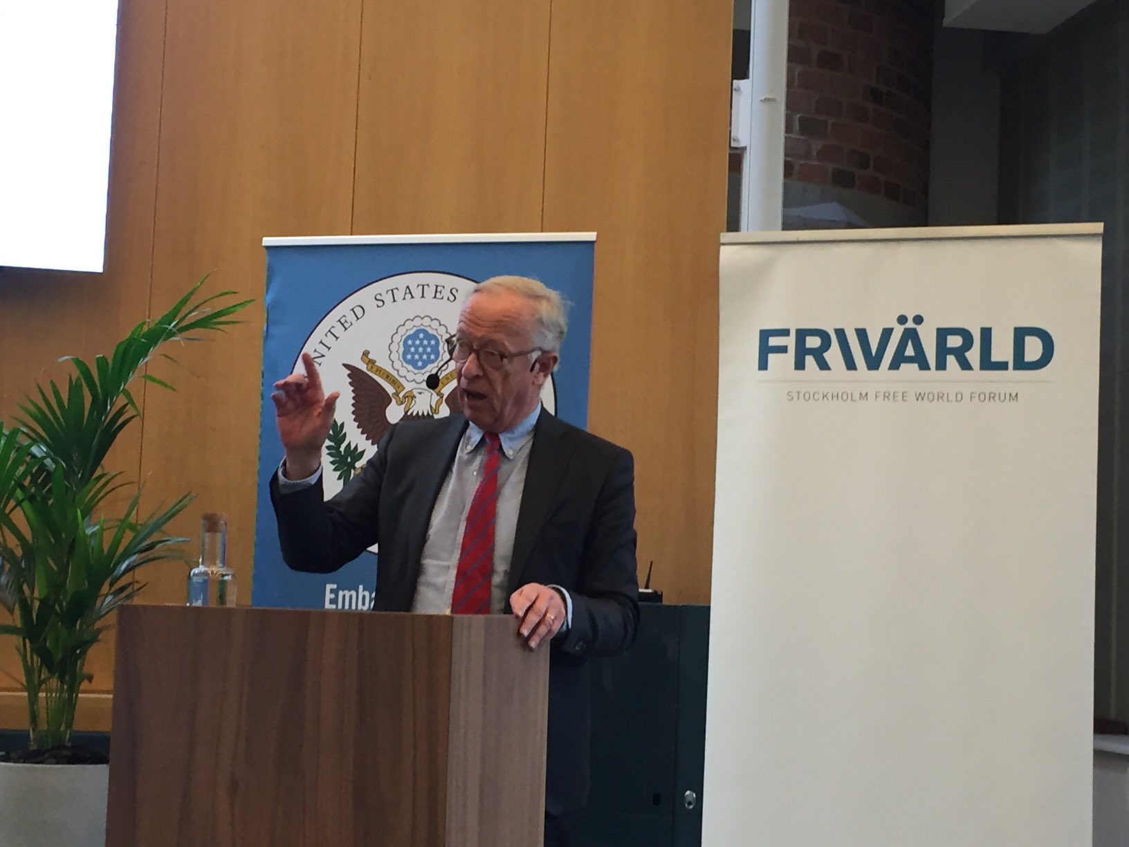 Anders Åslund على تويتر: "Gunnar Hökmark speaking at the Free World