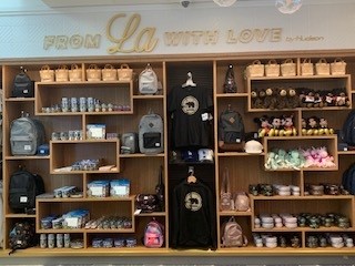 flyLAXairport's tweet photo. Need a snack or drink before your flight? Forget to buy gifts for friends and family? Hudson's Wilshire & Fairfax is now open near Gate 202 in the West Gates at Tom Bradley Int'l. #shopandfly https://t.co/2dtpo4Mmxi