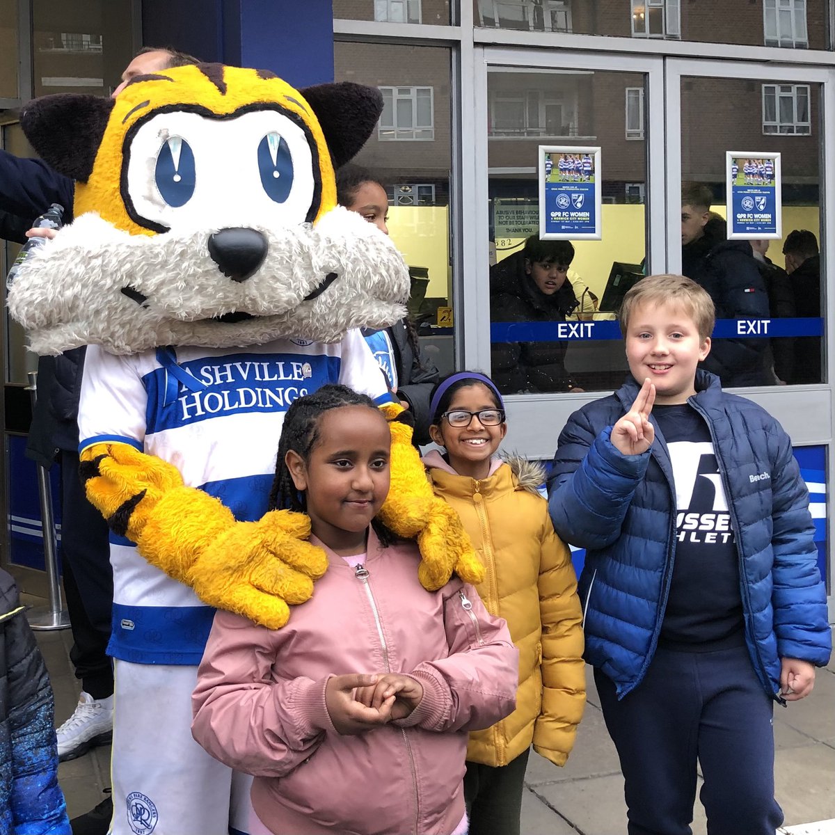 🐯 Some of our #JoyofmovingUK participants were joined by Spark The Tiger at our recent match on Friday. 

Always great to invite the children to watch some competitive and entertaining football! ⚽️

#QPR | <a href="/JoyofMovingUK/">Joy of Moving UK</a>