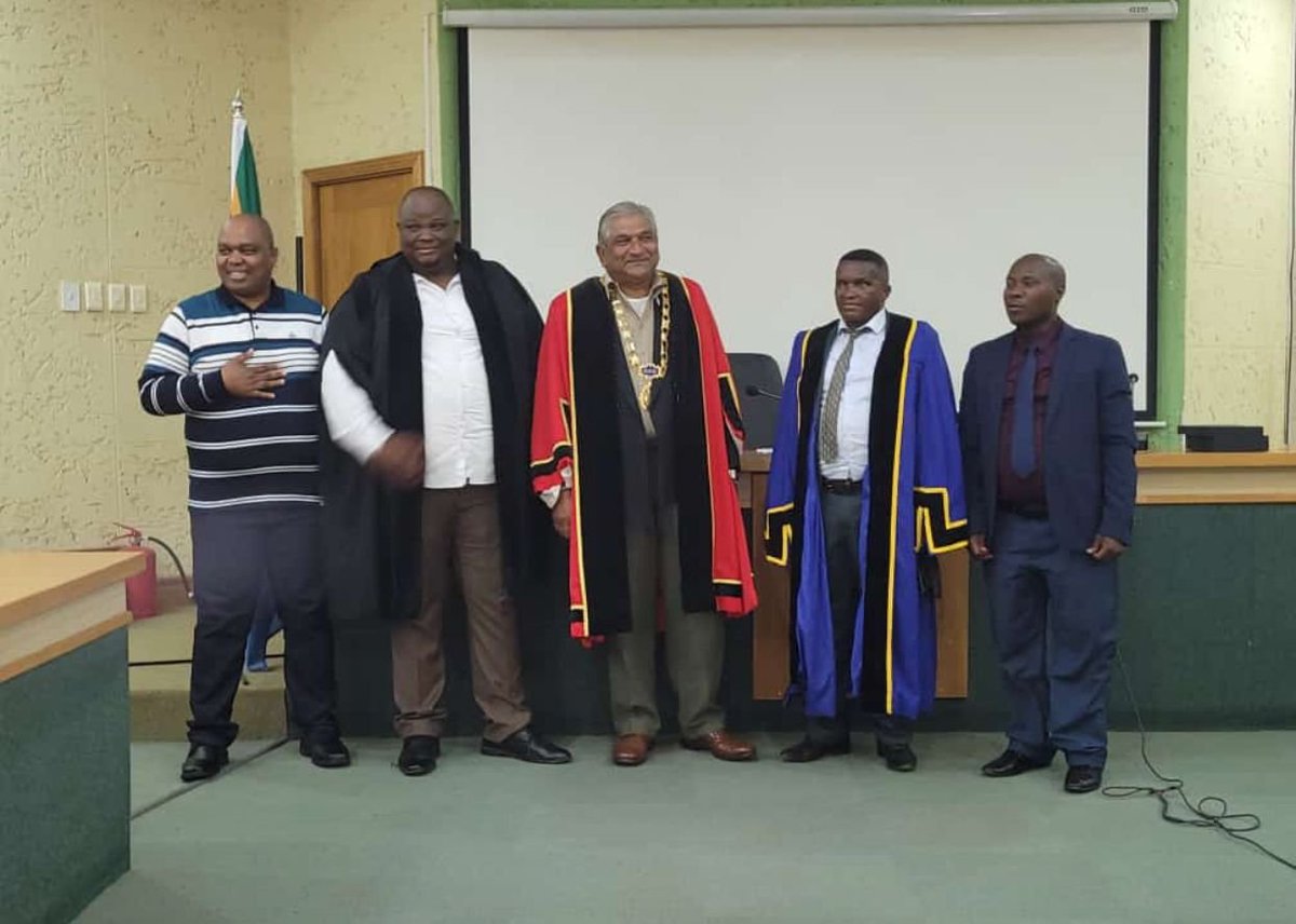 ZANewsFlash's tweet photo. BREAKING NEWS: It's over for the ANC in the Mkhanyakude district municipality after the IFP claimed it back a short while ago. The ANC's Siphile Mdaka was ousted and his position was taken over by Tim Moodley. The ANC's previous victory was nullified by courts. @DailyNewsSA https://t.co/eHu8MHqLxH