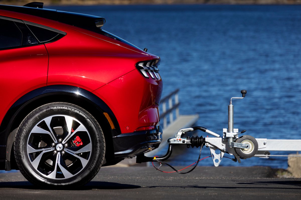 FordNewsEurope's tweet photo. ⚡️ #Ford #MustangMachE continues to get better, with a recent boost to its braked towing capacity and improved charging times.
Discover more Mustang Mach-E updates on our #FordBlog 👇
https://t.co/XOl6hBTWuo https://t.co/oiUs8Sv9px