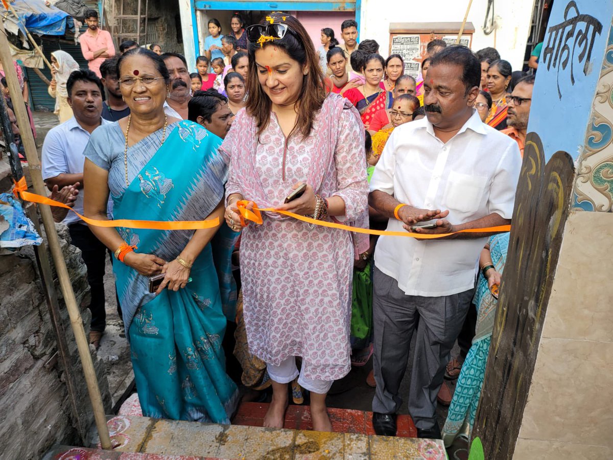 priyankac19's tweet photo. Access to toilet is an important part of health hygiene,densely populated slum pockets need adequate toilet blocks,COVID also accentuated the necessity.Used allocated funds to do so for Anand Nagar,Oshiwara represented by @ShivSena ‘s @MeRajulTai ji. Today at the opening with her https://t.co/o3r7L57JTt