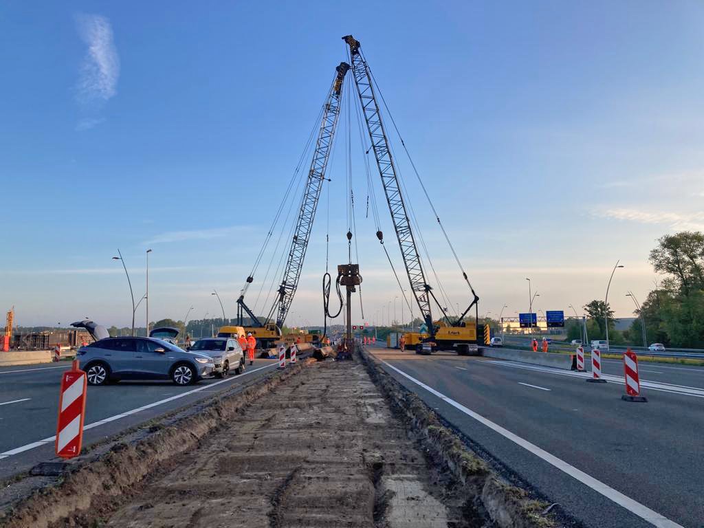 Damwand's tweet photo. Goede werkvoorbereiding, strakke planning en vakmanschap! Dat vat deze buitendienststelling wel samen.
Iov @Struktonciviel plaatsten we dit weekend damwanden voor een toekomstige tunnel onder de A2 door.
#Sterk #InnoverendFunderend #Funderingsspecialist #Damwand #Weekendwerk https://t.co/WjNrR5sBfI