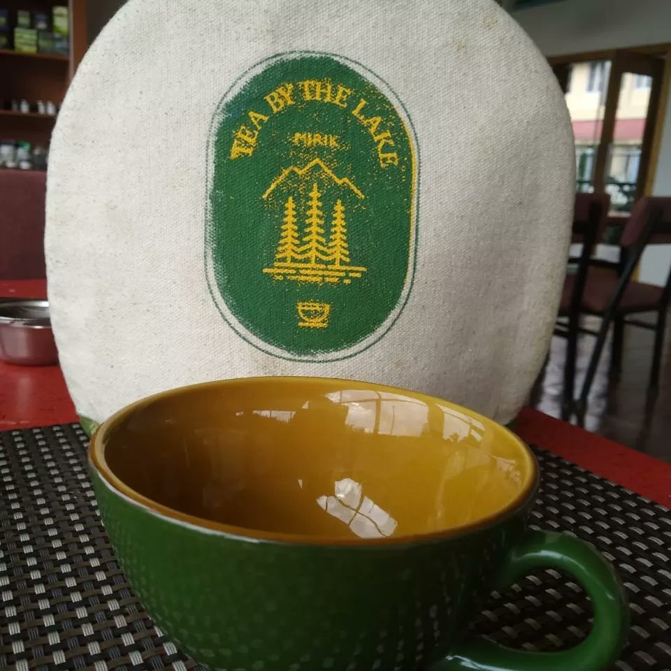 TeawithSusMita's tweet photo. If you are in Mirik, you need to be here : Tea By The Lake from @GoodrickeTea . I had their autumn flush tea from Thurbo estate, with English scones and butter and jam. Yumm!
#teawithsusmita #darjeeling #teatrail #tearoom #teapot https://t.co/IfvRyrWVkP