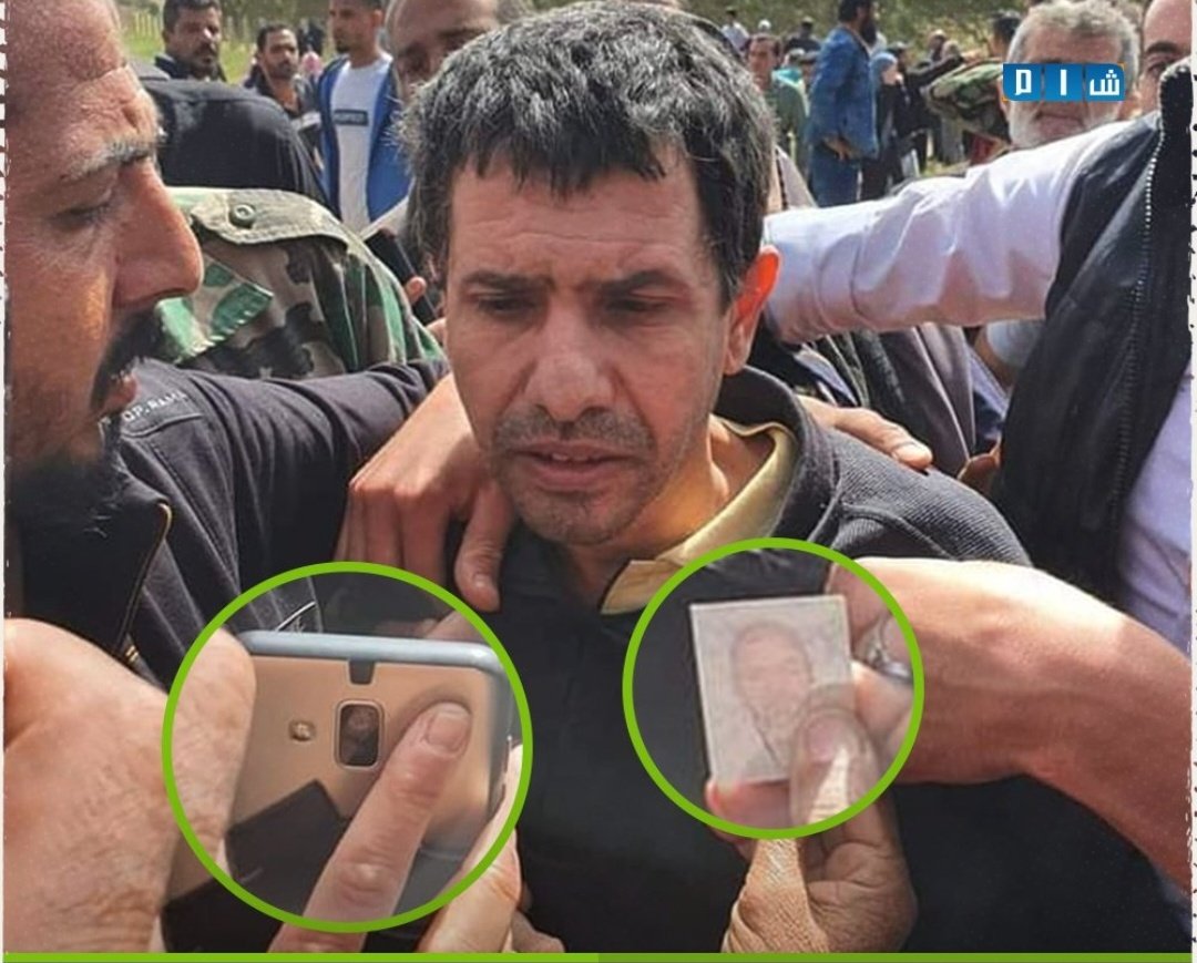 معتقل خرج أمس من سجون الأسد تجمع حوله عشرات الأهالي يعرضون عليه صور أبنائهم المفقودين والمغيبين منذ أعوام طويلة.. صورة تختصر المأساة السورية.