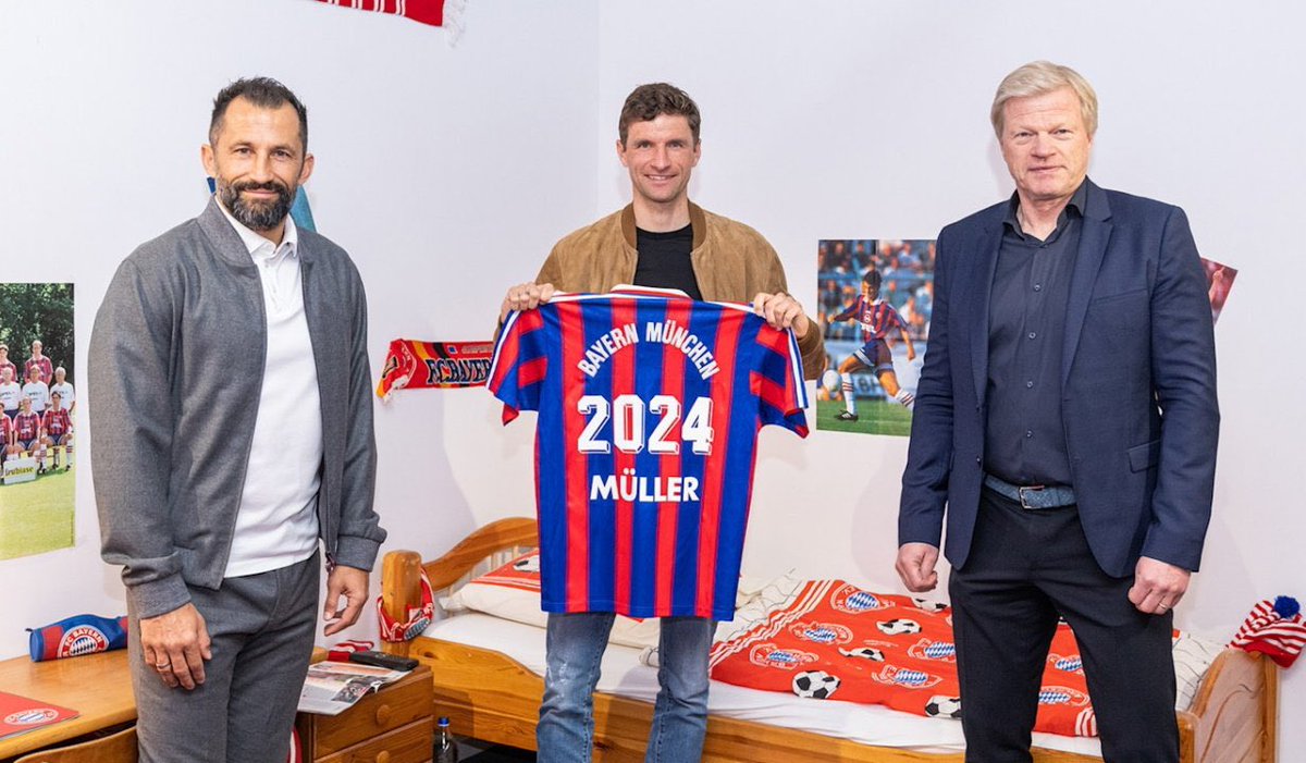 FabrizioRomano's tweet photo. Official. Thomas Müller extends his contraxt with FC Bayern until June 2024. Salihamidžić: "We can't imagine Thomas Müller without FC Bayern - and FC Bayern without Thomas Müller”. 🔴🤝 #FCBayern

Next one in the list: Manuel Neuer, same kind of new deal until June 2024 soon. https://t.co/UeK5IJJyUS