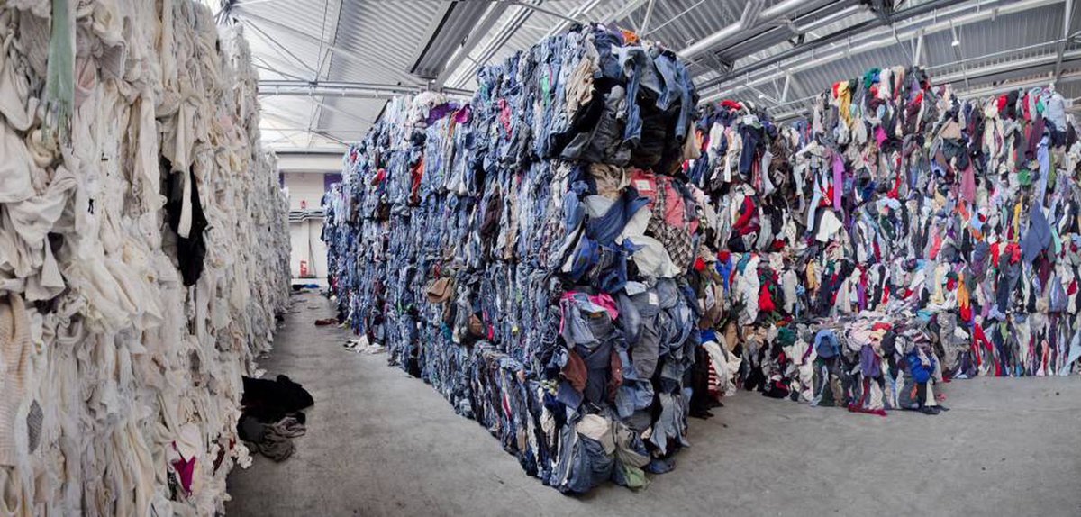 LaCasaEncendida's tweet photo. ¿Dónde acaban los #residuos #textiles de la ciudad?Una visita guiada para conocer cómo se gestionan las toneladas de ropa en desuso que recoge Recumadrid. 

10 mayo 👖 16.00 🚌 Actividad fuera del centro
@AltrapoLAB VI Maratón de reciclaje textil creativo
https://t.co/pj3wV9Hf0T https://t.co/WjL49B3Cik