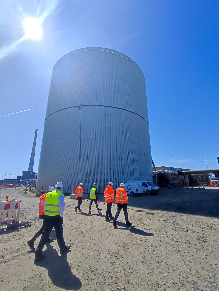 timo_est's tweet image. Taani energeetikapealinnas Esbjergis. Järgmisel aastal käivituvad siin maailma suurimad 2x35 MWth soojuspumbad. Elekter selleks muidugi tuulest. Tuge teeb 60 MWth biomassi katlamaja ning 2500 MWh võimsusega soojussalvesti. Senine kivisöe elektrijaam jääb reservi #sectorcoupling