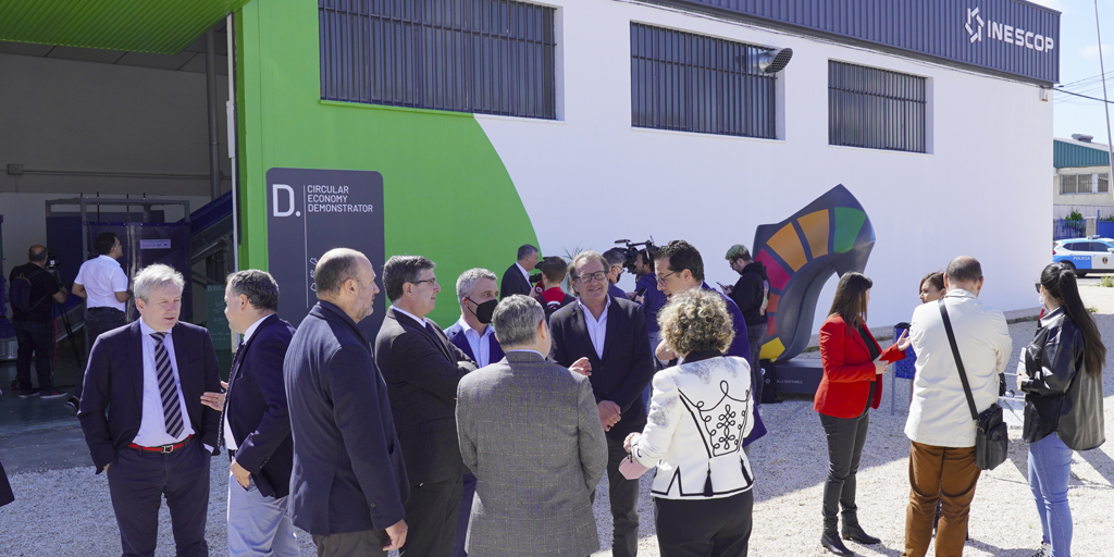 Al año, 3 millones de toneladas de residuos de #calzado, #textil y #juguete, acaban en los vertederos.

<a href="/InescopTech/">Inescop</a>, <a href="/aitex_es/">AITEX</a> y <a href="/AIJU_Tecnologi/">@AIJU_Tecnología</a> crean la primera planta piloto de España y Europa capaz de reciclar los productos multicomposición.

👉inescop.es/es/actualidad/…