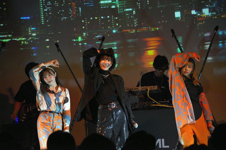 natalie_mu's tweet photo. 【ライブレポート】SANDAL TELEPHONE新体制初ツアー駆け抜け4年目へ、サポートミュージシャン迎えたライブ初披露(写真50枚 / 動画あり)
https://t.co/O1sD6pOJuB
#SDTP #サンダルテレフォン #ReviewPreview https://t.co/RBYpiHiz8n