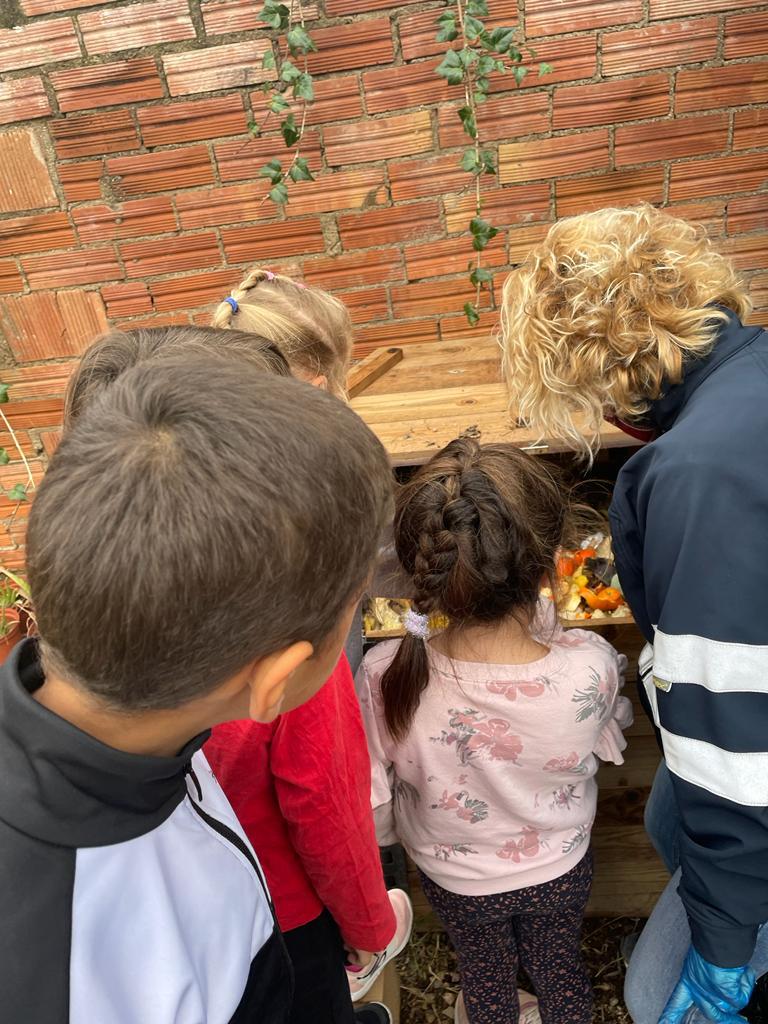 ajmontroig's tweet photo. Els nens i nenes ja saben què és el compost‼️
♻️Ja fa setmanes que la canalla de l'Escola Joan Miró de Miami Platja recullen les restes dels seus esmorzars amb una vintena de bujols que els han lliurat.
#compost #ICAW #ICAW2022 #economiacircular #SetmanaInternacionaldelCompost https://t.co/BLuUUYoz6T