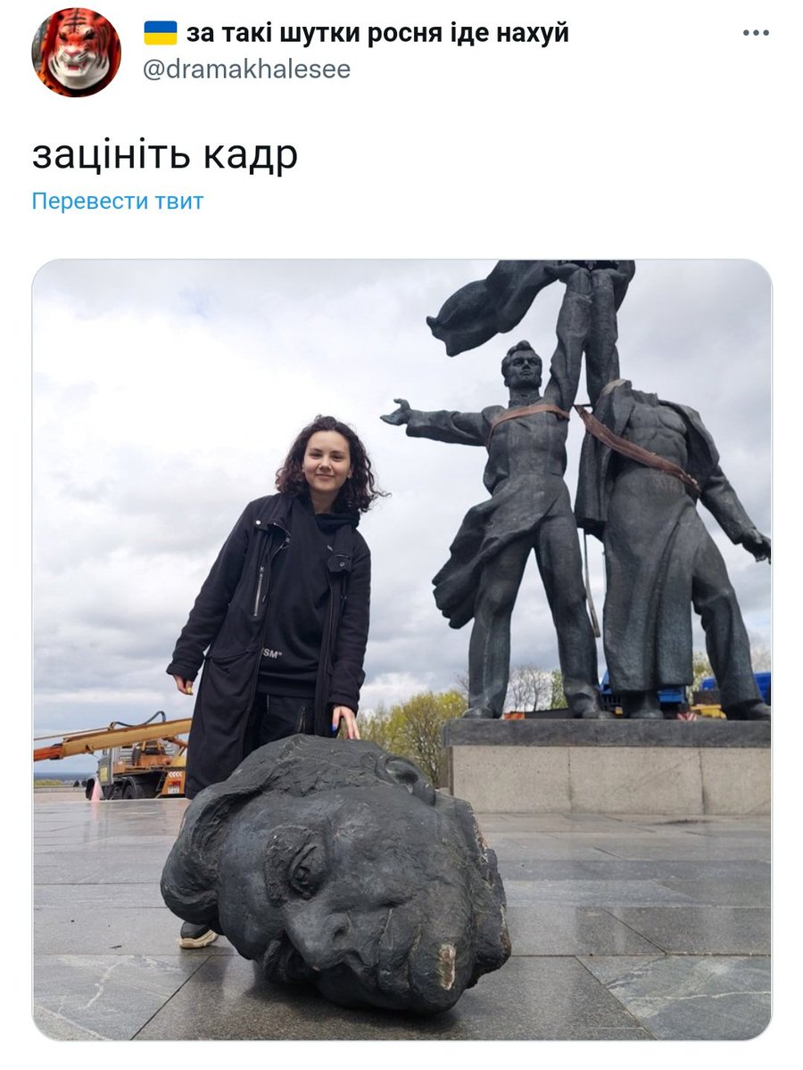 Заценил. Как-то так:

Вы смело с памятью сражались,
Да только вот, увы, забыли:
Когда б не те, кого свалили, —
Здесь ваши б головы валялись.