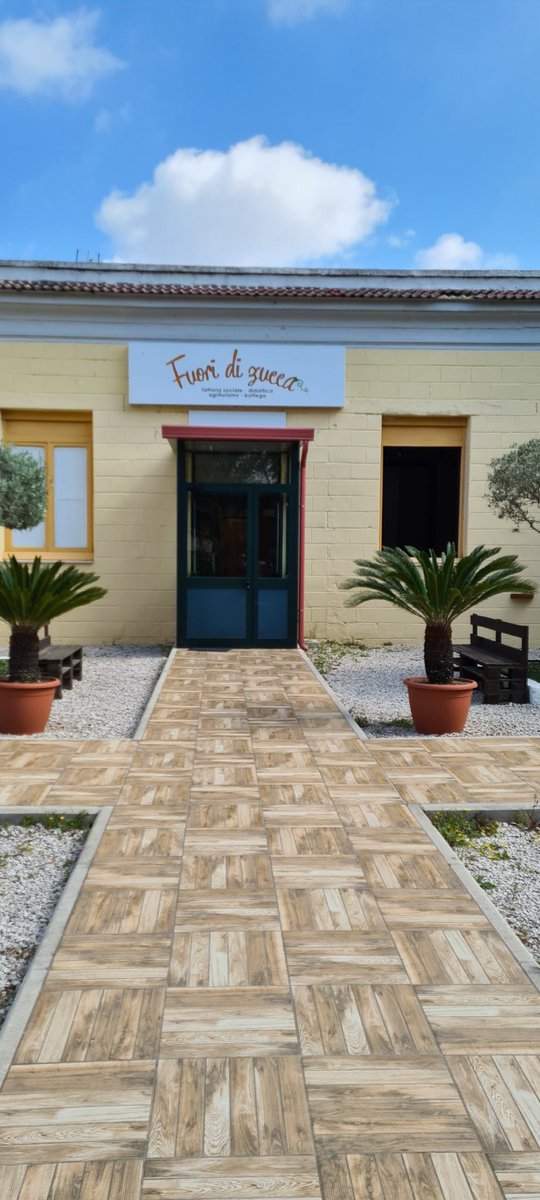 Oggi ad Aversa per la partenza della Fattoria della salute. Un anno fa "sognato" e già realizzato. Accoglienza per bambini autistici, orti sociali, spazi per la Comunità. Negli spazi dove prima c'era il manicomio civile di Aversa. Un altro potente segno di cambiamento....