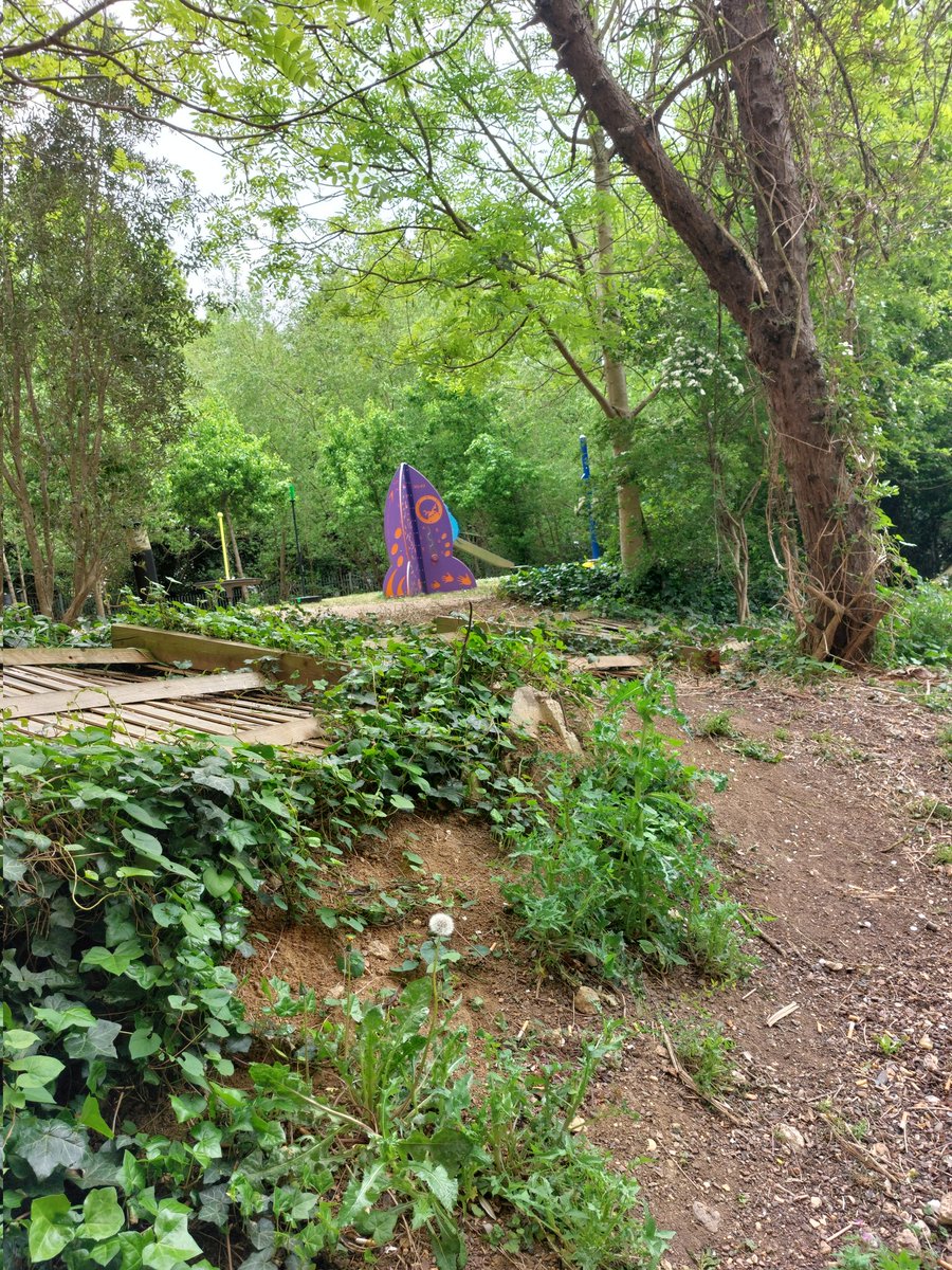 To our residents at Pearce House I will be reporting the broken fences and broken manhole to our repairs team again apologies for the delay in getting these fixed #teampurple #Nood12 @pa_housing