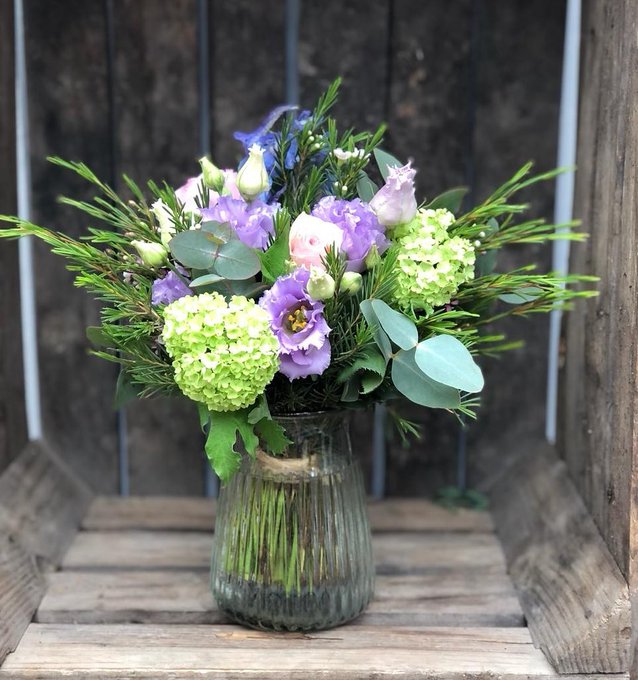 What do you think of this gorgeous spring vase?💚

Created for one special girl as part of a subscription package. 

Did you know that we offer weekly, fortnightly, monthly or 6 month flower subscriptions? 🌸

#kendallsflorist #stalbanslife #hertsflorist #springflowers