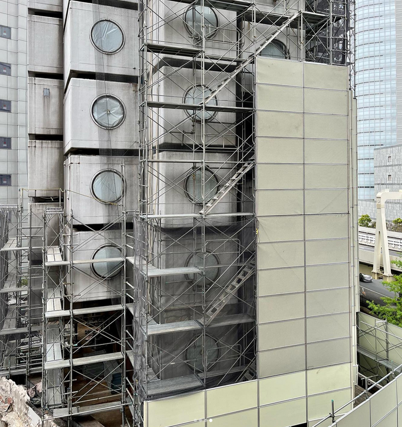 arquitect_viva's tweet photo. Primeras imágenes del desmantelamiento de la Torre Nakagin de Kisho Kurokawa en Tokio, icono de la arquitectura metabolista.
#nakagintower https://t.co/vei321qIgA