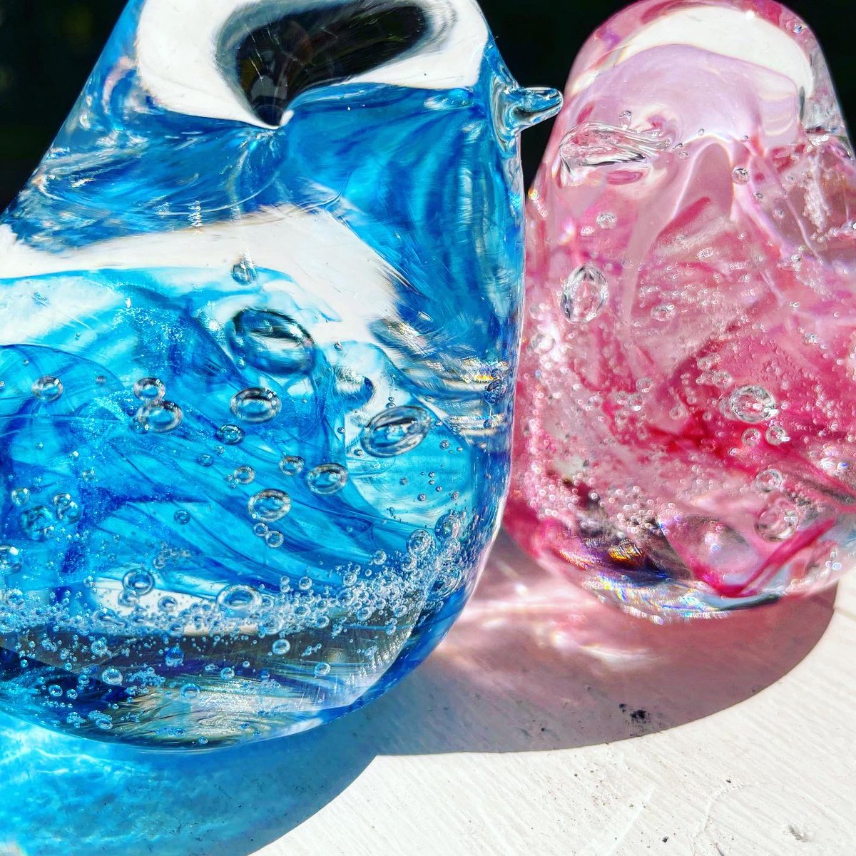 faroglass's tweet photo. 個体差があるので、体つきや色の入り具合など、貝合わせのように組み合わせるのが難しかったです。
#虹色の小鳥
#ガラスの鳥
#glassbird
#五木田淳子
#ガラス作家
#ガラス
#西伊豆
#ガラス工房FARO
#glassblowing
#glassblown
#glassart
#gokitajunko
#虹色
#虹
#rainbow https://t.co/ZuvalG2CR6