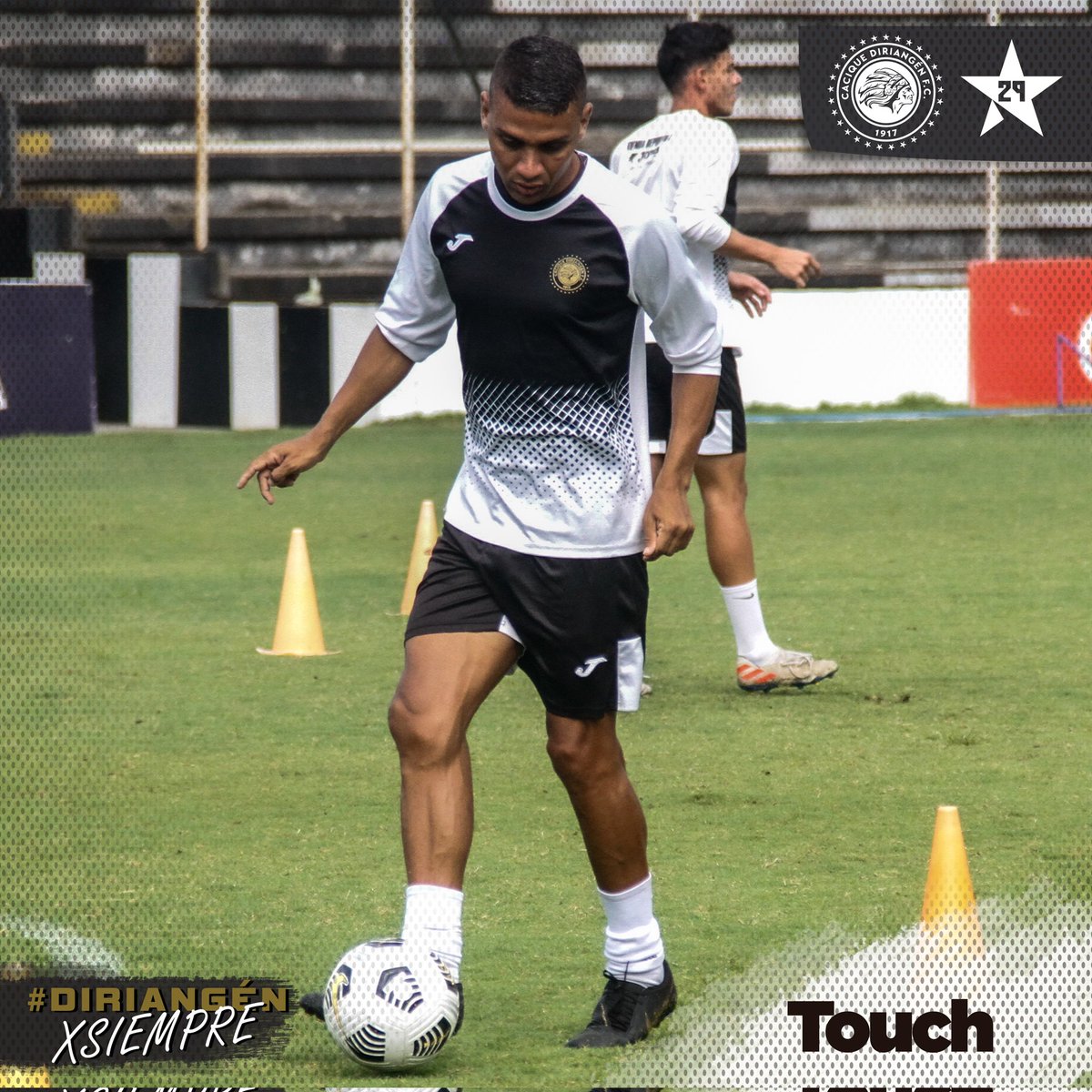 Diriangen_FC's tweet photo. 📸 Galería #TOUCHGaming de nuestro entreno de martes, estamos preparando las semifinales del torneo 🤜🏻🤛🏻.
📌 Recuerda que el 14 de mayo cerramos semifinales en casa.
¡VAAAMOOOS CACIQUES! 🏹
#DiriangénXSiempre 🤍🖤 https://t.co/Gx1LvKGmes