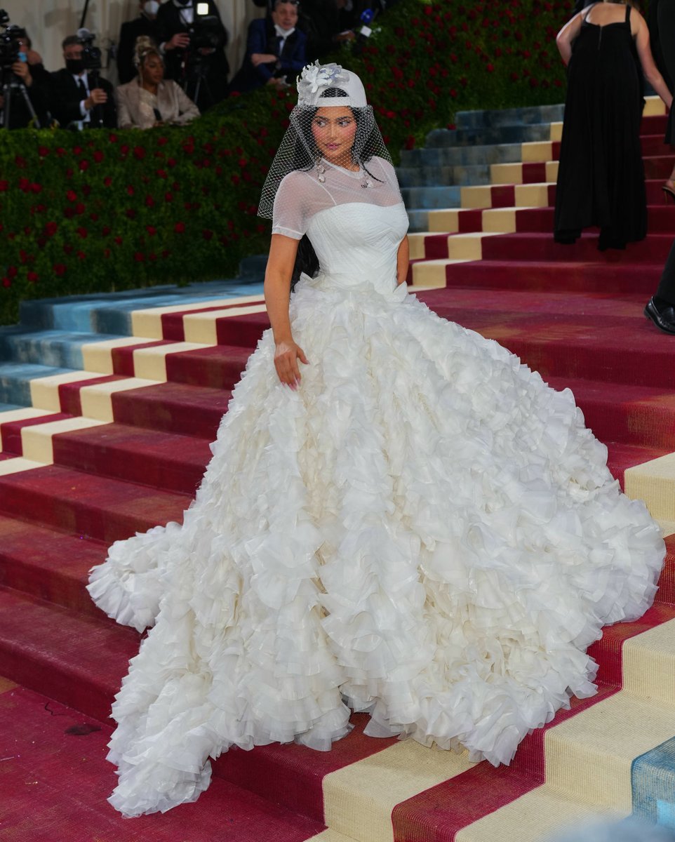 สาวไคลีย์ในงาน Met Gala ล่าสุด มาในชุดเดรสฟูฟ่องจาก Off-White ส่วนเครื่องหน้าทีมแม่เคลมว่าใช้ของ Kylie Cosmetics เกือบทั้งหมดค่ะเริ่ด 🔥