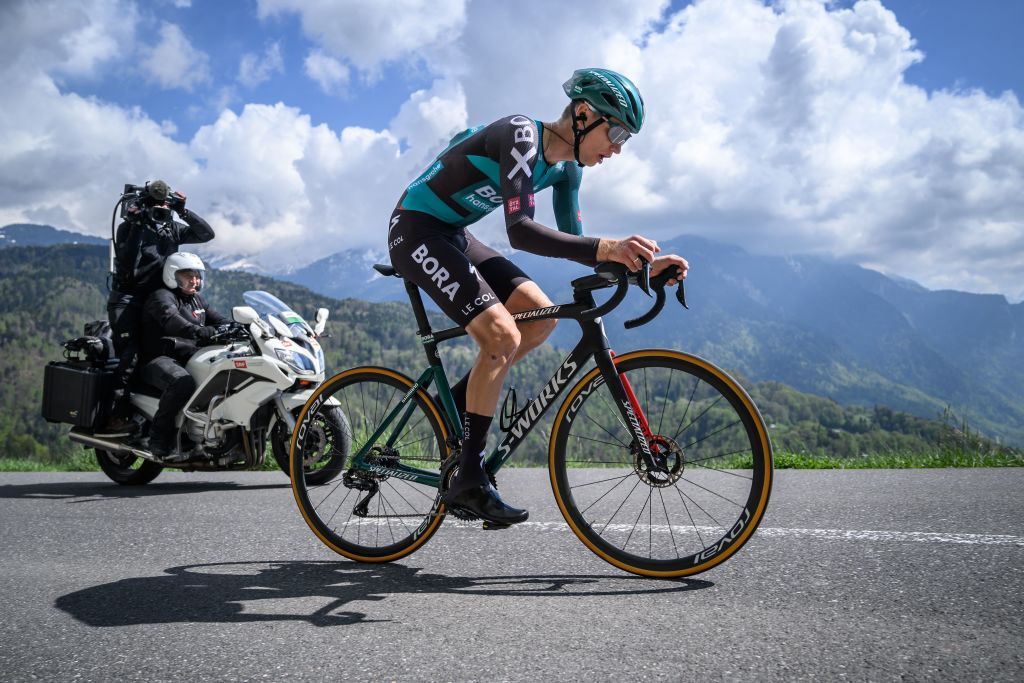 ⏱️ Aleksandr Vlasov climbed on Sunday to Villars-sur-Ollon in ~26 min 00 sec, ~6,5 w/kg. Egan Bernal keeps the climbing record, he was one minute faster in 2018. The big surprise was Simon Geschke who set his best ever climbing performance at 36 years of age. 🧔‍♂️🚀 #TDR2022