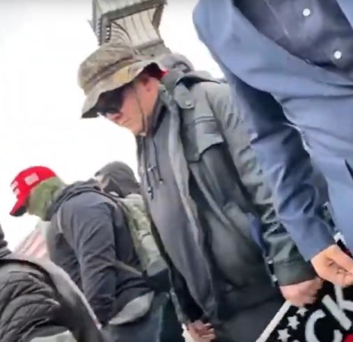 Curious41354333's tweet photo. @CMominator The guy w/gas mask is #spacklerPB -he was reported to @FBIWFO @FBISaltLakeCity along with #viperpb & #ladyviperpb over a year ago! Here's a pic of him w/ #PanhandlePatriots @ biker bar in #CDA #Idaho a few days after the #insurrection -He stayed within 15ft of Viper all day #jan6 https://t.co/iWg20v8P7o