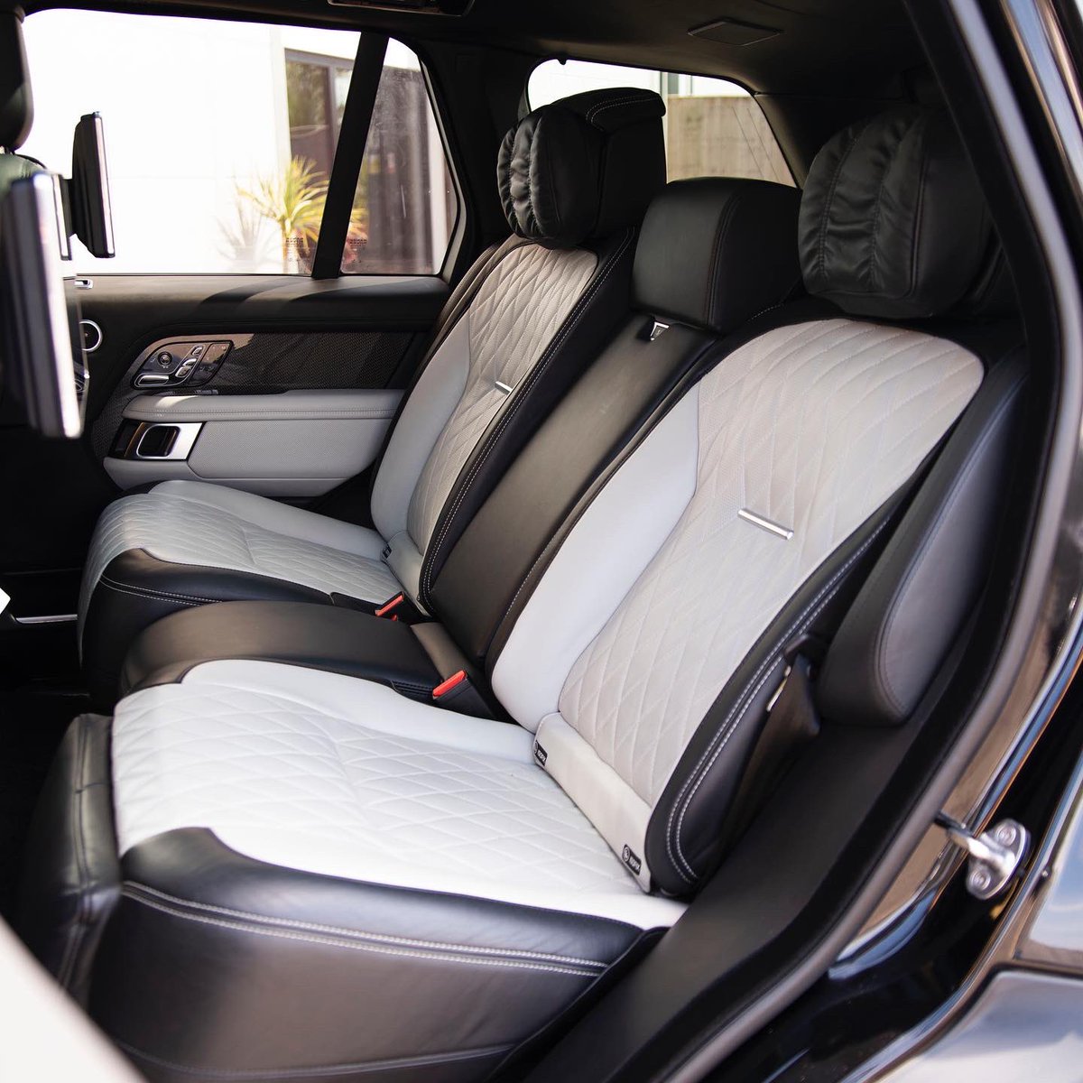 Special treat from Land Rover Special Vehicle Operations ⭐️ 🔥 #SVAutobiography #RangeRover #SVA

Sold within 24hours of going live on the website and already delivered - Another happy customer 🤝👌 #BeQuick #Sold #RangeRoverSVA #SVAutobiography #4x4 #luxury #car #landrover