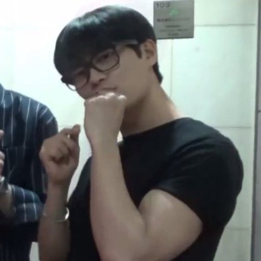 helor1122f's tweet photo. I can be intimidating too ๐ค
#tinkerbellselcaday @KNKOfficial220 #KNK #ํฌ๋ํฐ https://t.co/k3NuLGcdJV