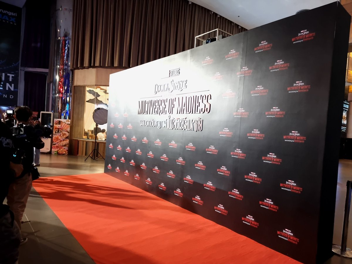 เอารูปฉากงานเปิดตัว #หมอแปลก ที่พารากอนมาฝาก ฉากอลังโคตร!!!! ของขายจะมีถึง 12 พ.ค. เลย สายช้อปแวะมาได้ #DoctorStrange