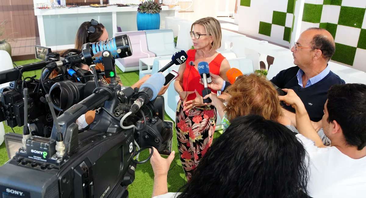 La alcadesa de San Bartolomé de Tirajana, Conchi Narváez, presenta una nueva edición del Maspalomas Pride 2022, tras dos años sin poder celebrarse

Narváez: “Después de dos años de suspensión, retomamos el evento más exclusivo e...

Más info: buff.ly/3LRBnRG