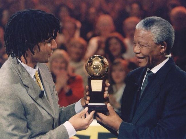 @africatechie We forget many sports stars live in a cultural/political vacuum & don’t get what’s going on outside the pitch. There are exception like Dutch ace #RuudGullit who dedicated his #BallonDor to an imprisoned #NelsonMandela-but it’s a rare exception. #EndAnglophoneCrisis in #Cameroon