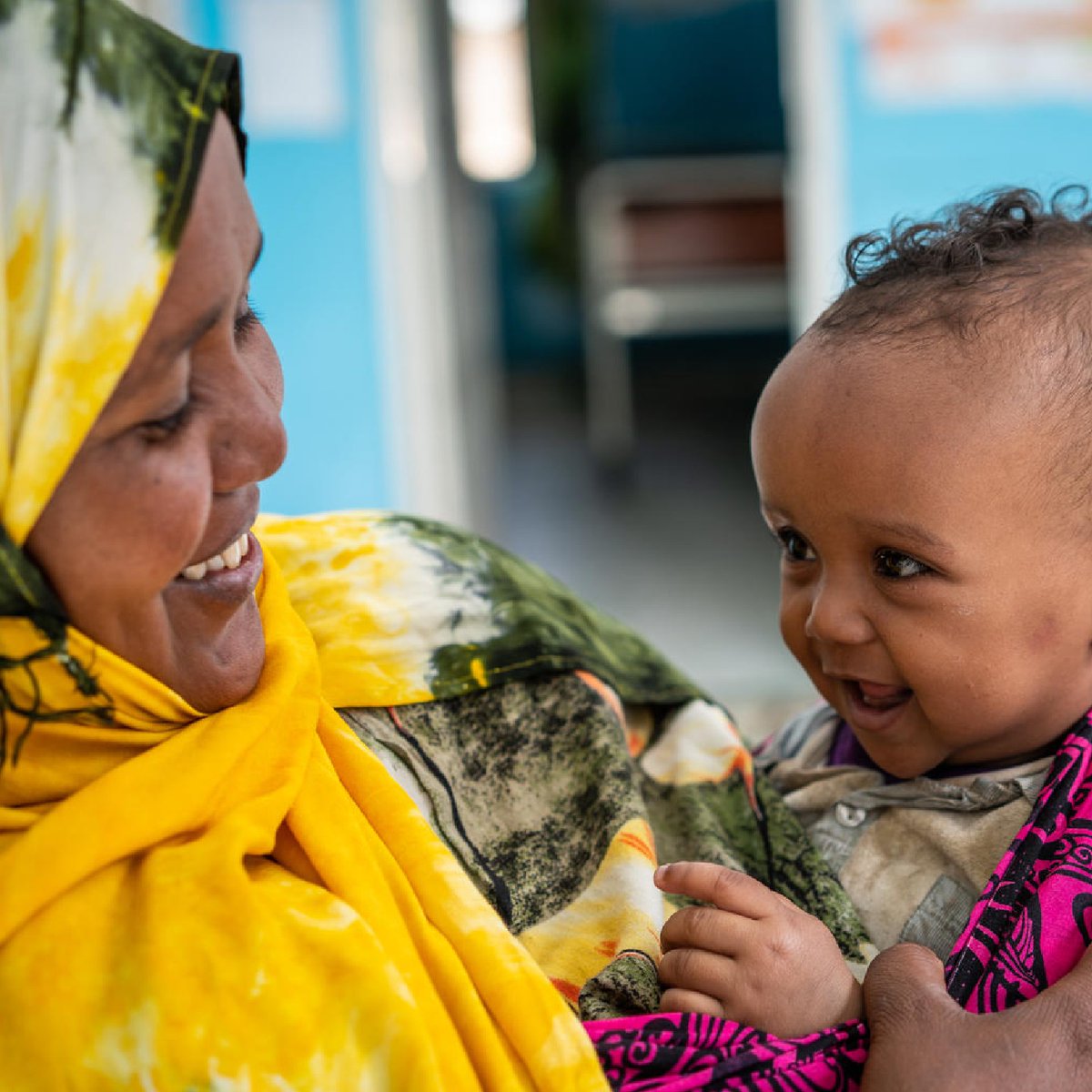 UNICEFBELGIQUE's tweet photo. Dans quelques jours, ce sera la #fêtedesmères. 💐🌼☀️ C'est pourquoi nous voulons vous donner une super idée de cadeau : nos #HappyPacks !
Aidez une maman et son enfant dans le besoin et dédiez-le à votre maman en lui remettant un joli certificat. 👉 https://t.co/xlXVUospSN 💙 https://t.co/Ge2bmTPCZH